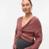 Regular fit, V-hals, omgeslagen manchetten, verlaagde schouders, pullover