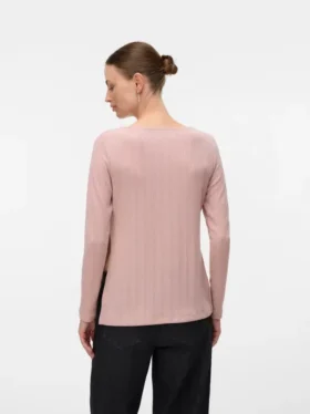 Top met regelmatige pasvorm en boothals