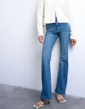 Tsjamie jeans met hoge taille en uitlopende pijpen